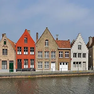  Couette-café With Carparking, Bicycles And Small Breakfast